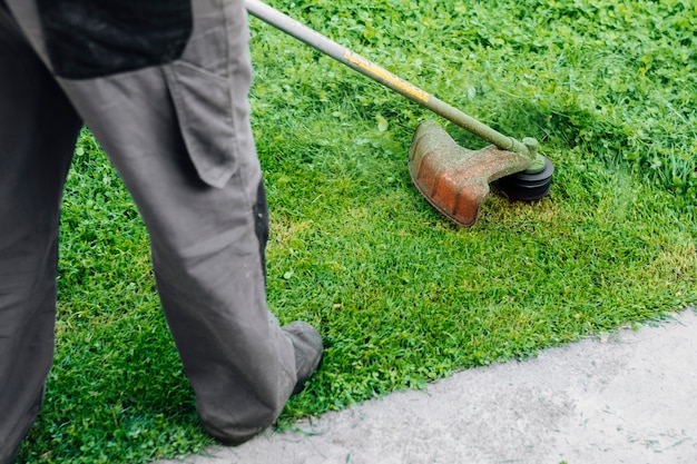 gardener-mowing-grass_23-2148224078.jpg (626×417)