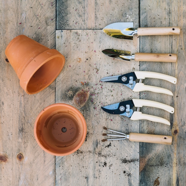 Gardening tools near pots | Free Photo