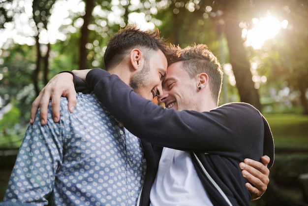 تطبيقات المواعدة للمثليين الآسيويين في تورونتو