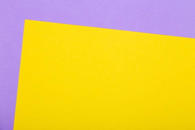 黄色と紫の色の幾何学的な紙の背景 フラットレイモックアップ プレミアム写真