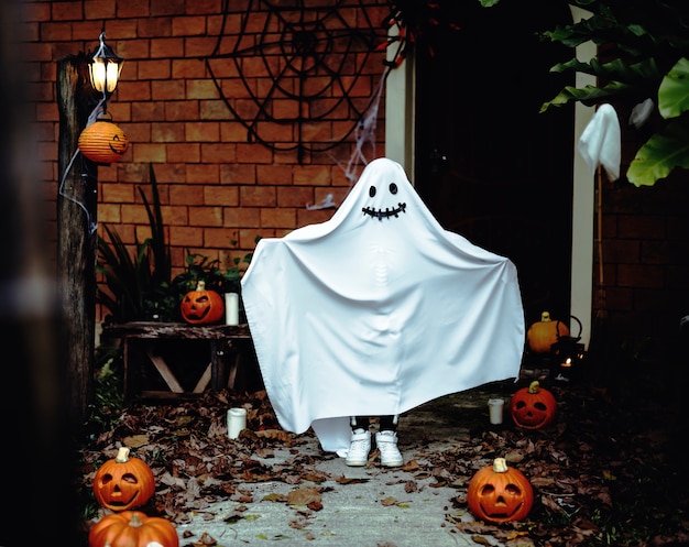 Costume Da Fantasma Per La Festa Di Halloween Foto Gratis