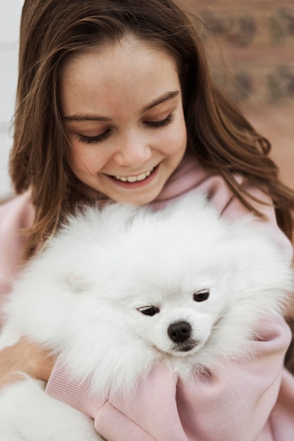 女の子とふわふわ犬のハイビュー 無料の写真