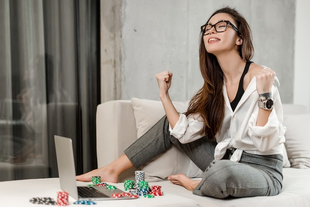 girl-betting-playing-poker-online-laptop-winning-money-casino_97712-224.jpg (626×417)