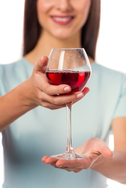 Девушка держит бокал вина | Премиум Фото