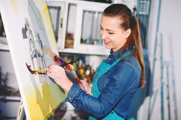 Premium Photo | Girl in painting studio