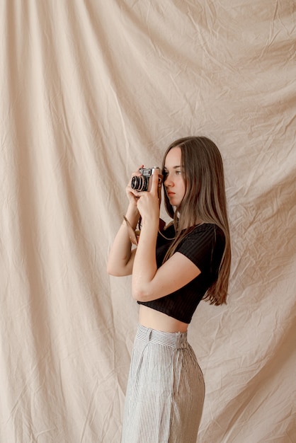 Premium Photo | Girl photographer making photos