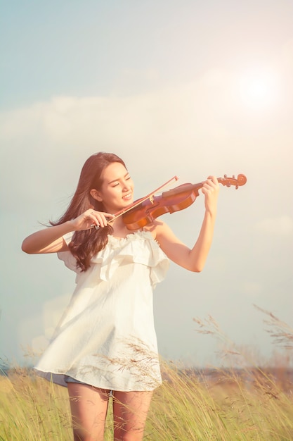 バイオリンを演奏する女の子 無料の写真