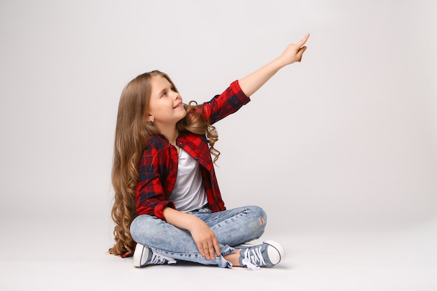 Girl pointing with her finger to copyspace Premium Photo