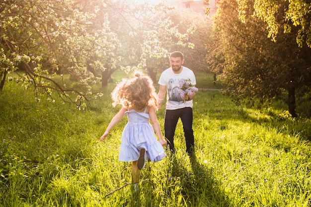 Girl running towards her father Photo | Free Download