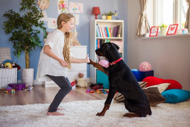 ハイタッチをする方法を学校の女の子の犬 無料の写真