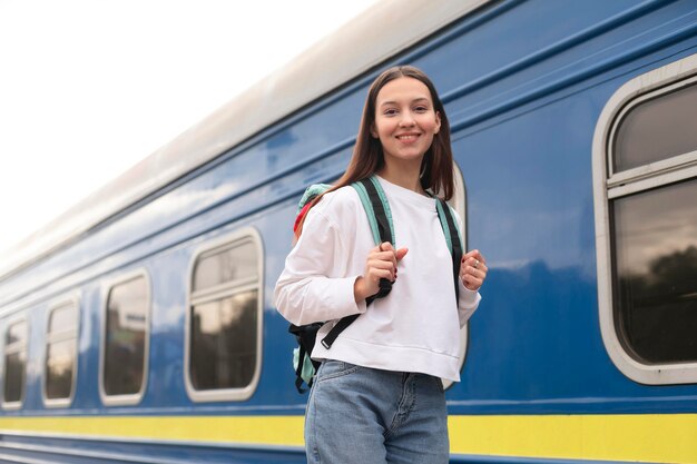 電車のロービューの隣に立っている女の子 無料の写真