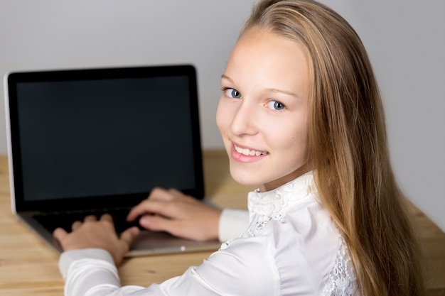 Girl typing on a laptop | Free Photo