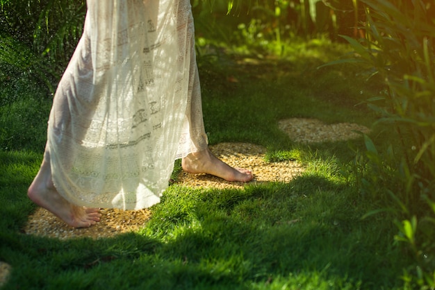 ハートの形の石の上を裸足で歩く女の子 プレミアム写真