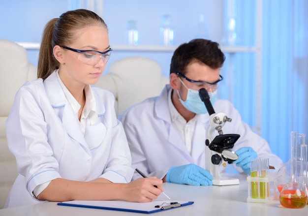 premium-photo-girl-with-a-man-in-laboratory-and-conduct-an-experiment