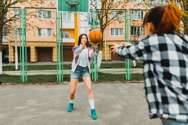 Баскетбол и раскрепощённые девушки