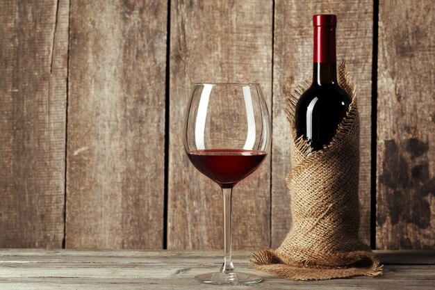 glass-bottle-with-delicious-red-wine-table-against-wood_127657-3956.jpg (626×417)