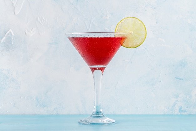 Premium Photo | Glass of cosmopolitan cocktail decorated with lime