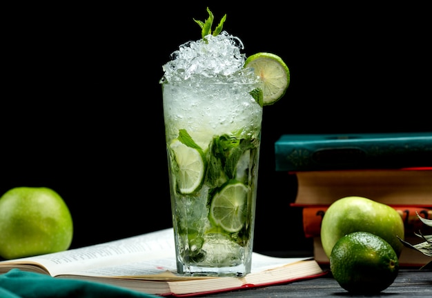 Glass of mojito with lime, mint and ice Free Photo