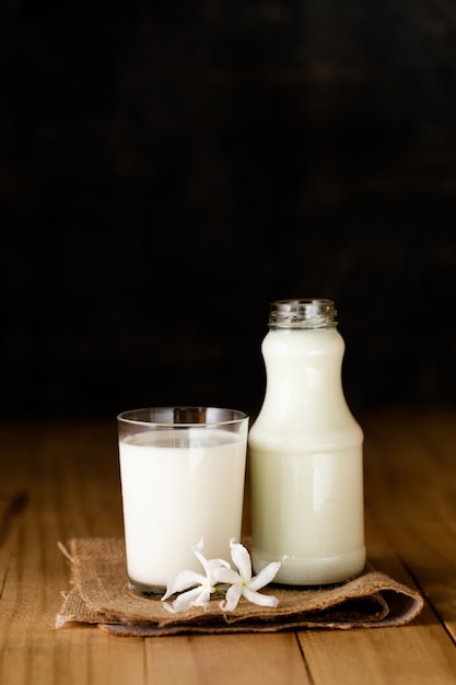 Стакан молока на столе