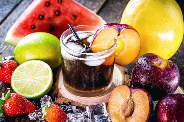 カイピリーニャ プラム 蒸留アルコールと呼ばれる典型的なブラジルの飲み物のグラス プレミアム写真