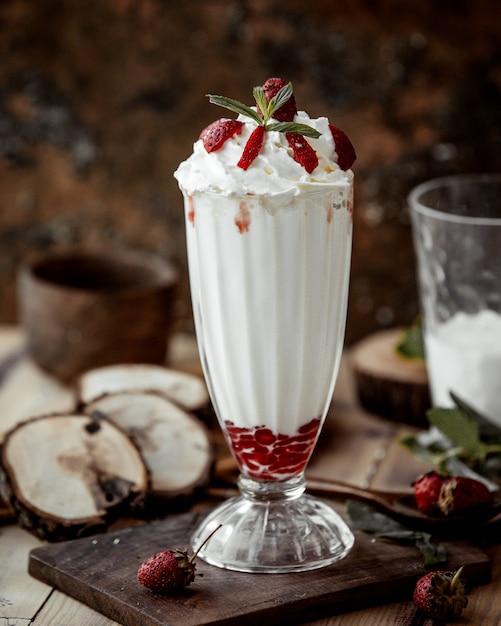 [Image: glass-strawberry-milkshake-with-strawber...5-4878.jpg]