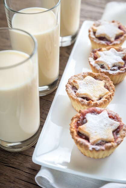 Premium Photo | Glasses of eggnog with mince pies