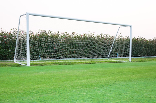 正面の隅からのゴールショット サッカー場 空のアマチュアサッカーゴールポストとネット プレミアム写真