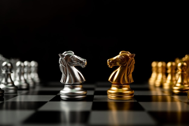 金と銀の馬のチェスの駒 プレミアム写真