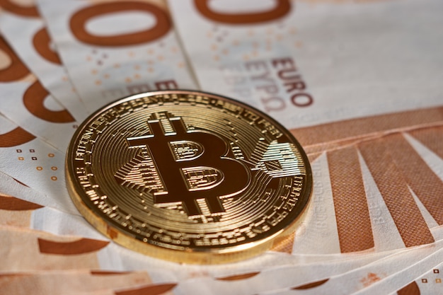 Golden bitcoin on fifty euro banknotes | Premium Photo