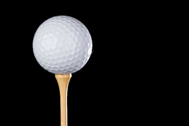 黒の背景にゴルフボールのクローズアップ プレミアム写真