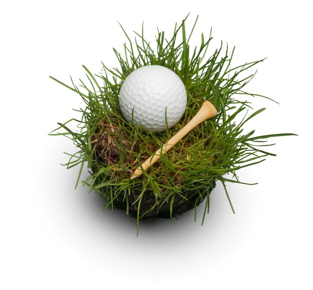 白い背景の上の草のゴルフボール スポーツとレクリエーションの概念 プレミアム写真