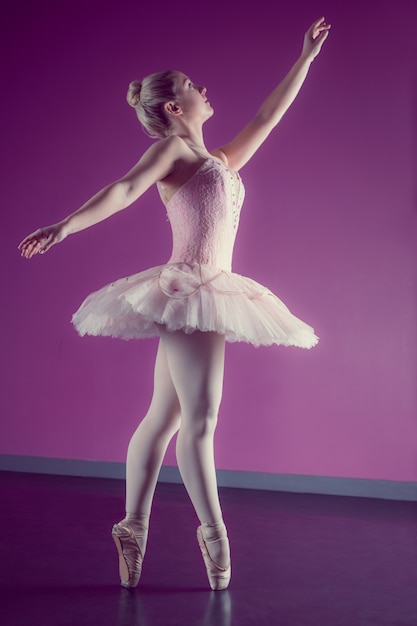 Premium Photo Graceful Ballerina Dancing En Pointe 