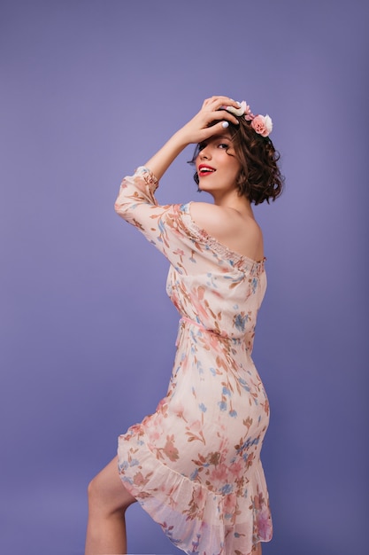 淡い肌で踊る優雅な女性 肩越しに見ているロマンチックな春のドレスのゴージャスな女性モデル 無料の写真