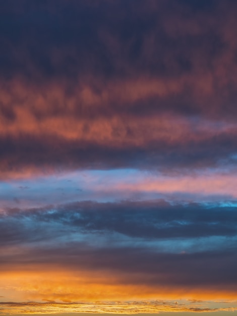 夕方の空のグラデーション 夕暮れ時のカラフルな曇り空 空のテクスチャ 抽象的な性質の背景 プレミアム写真