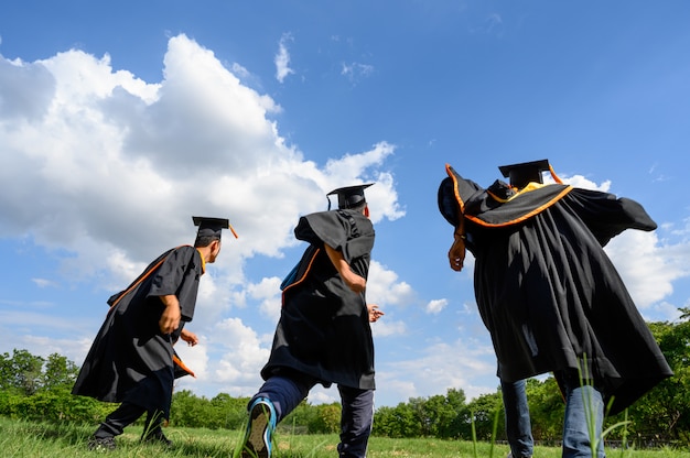 Graduates throw hats on graduation day at the university. Premium Photo