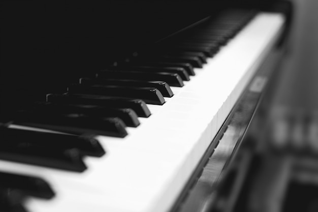 グランドピアノキーボード ソフトぼかし背景 黒と白 プレミアム写真