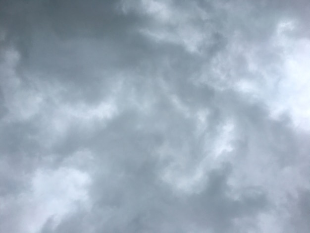 雨 灰色の曇りの背景の前に灰色の空 プレミアム写真