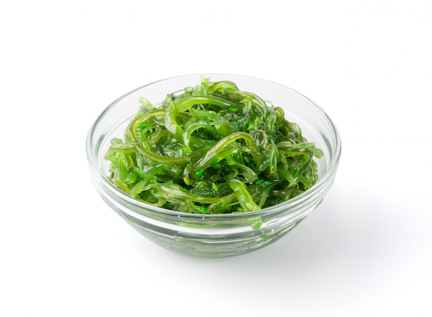 白い背景に分離された緑の中華海藻サラダ プレミアム写真