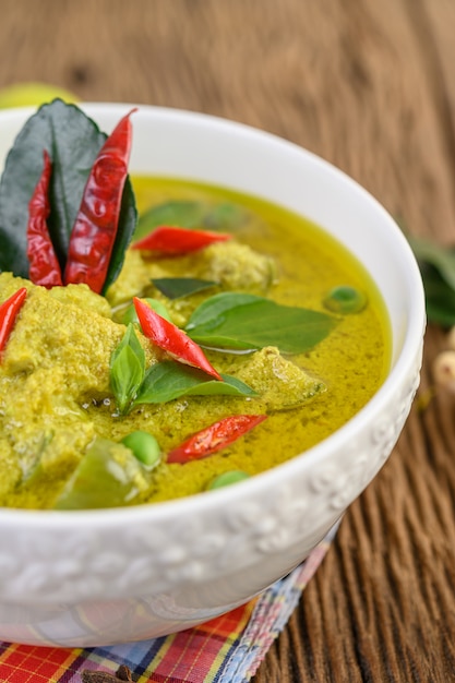 Free Photo | Green curry in a bowl on wooden table.