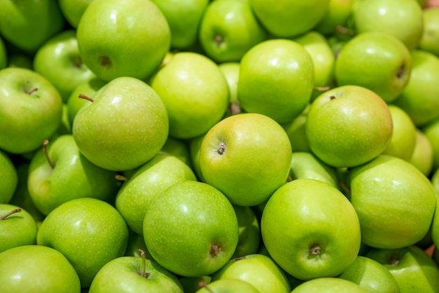 背景として緑の新鮮なリンゴ 無料の写真