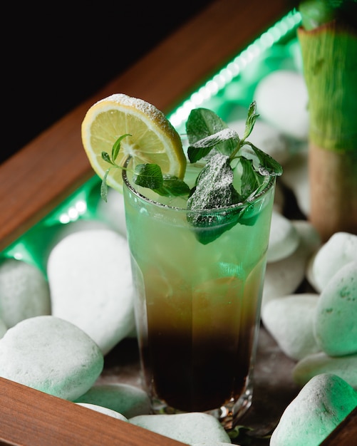 Free Photo Green mojito with alcohol on table