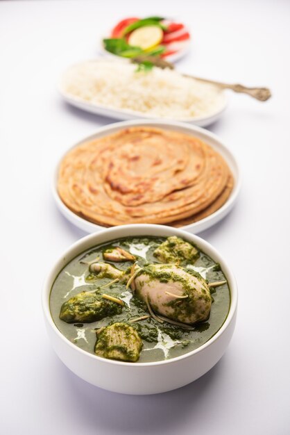 Premium Photo | Green palak chicken curry or murgh hariyali tikka ...