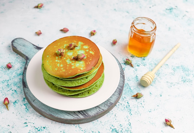 緑のパンケーキ 抹茶パウダー レッドジャム 上面図 無料の写真