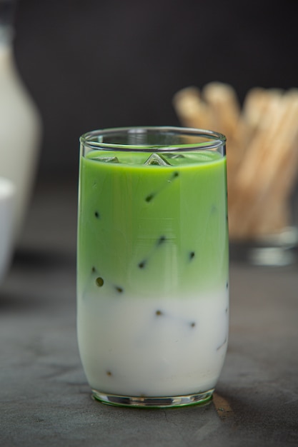 Green tea, fresh milk, served with delicious snacks. Free Photo