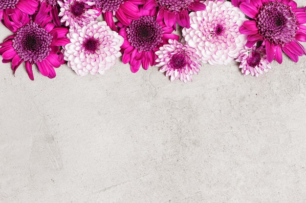 Premium Photo | Grey textured background decorated with flowers