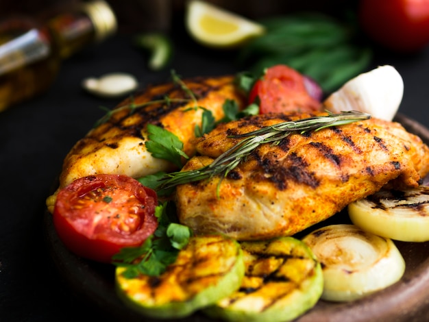 Petti Di Pollo Alla Griglia Con Verdure Foto Gratis