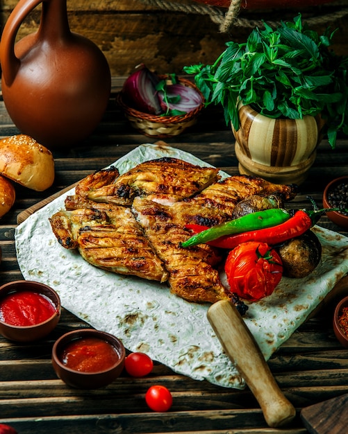 Grilled chicken with pepper and tomato Free Photo