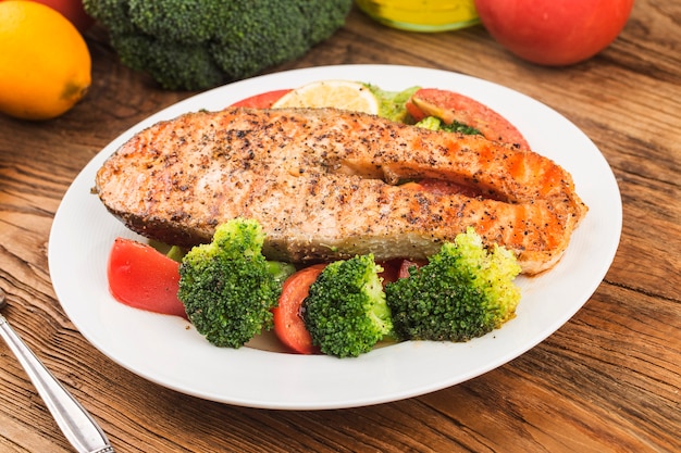 grilled-salmon-with-various-vegetables-plate_1205-8061.jpg (626×417)