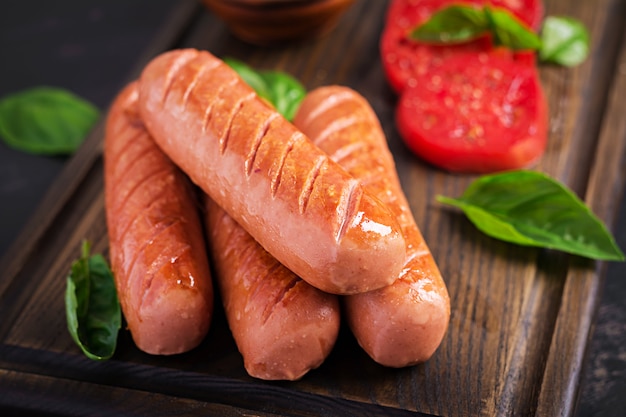 Grilled sausage with tomatoes and basil Free Photo
