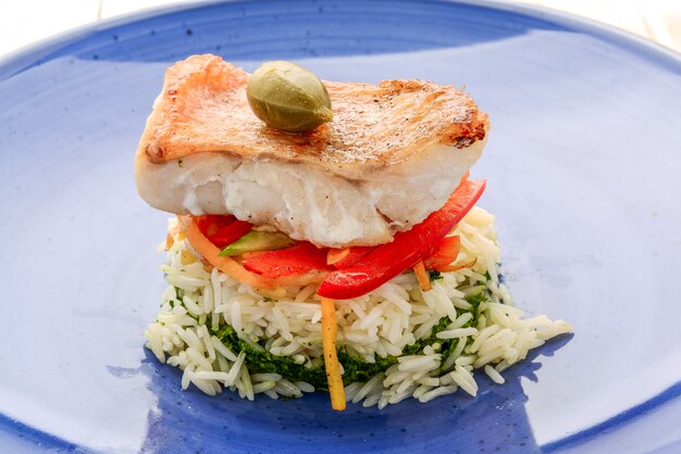 grilled-sea-bass-fillet-boiled-rice-with-vegetables-color-plate_135427-1689.jpg (626×417)